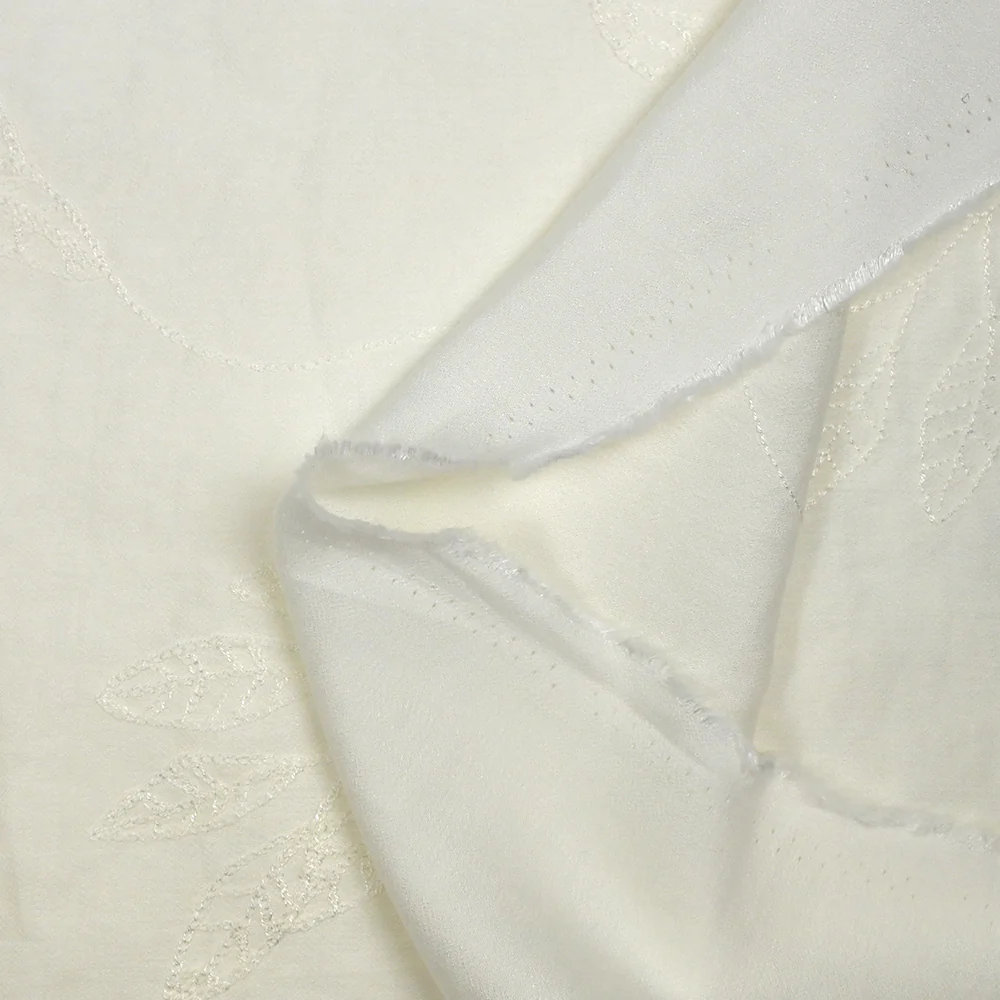 Crêpe viscose Lily brodé feuillage blanc cassé - Image 6