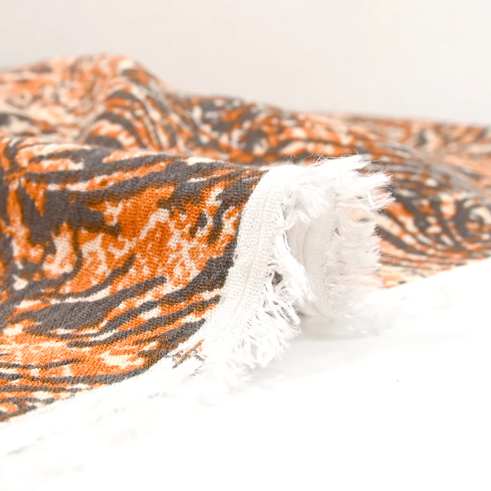 Crépon viscose lurex imprimé sauvage gris et orange brûlée - Image 4
