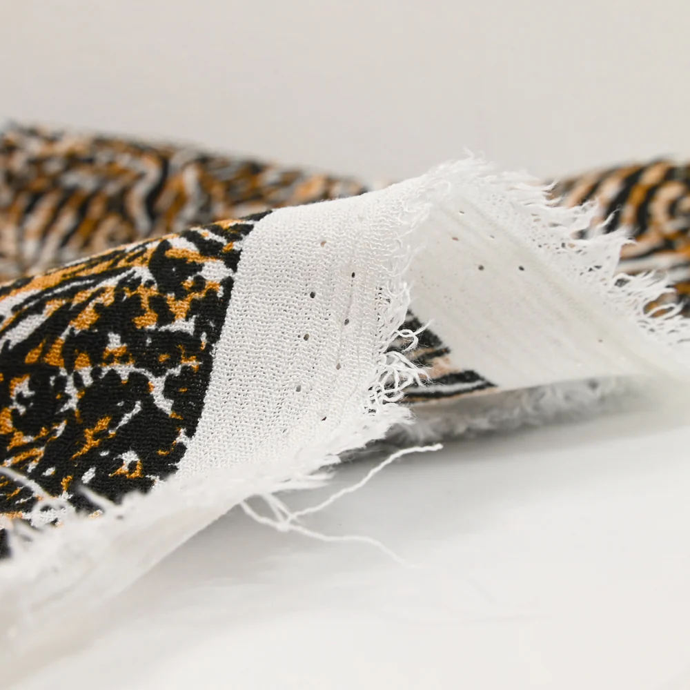 Crépon viscose lurex imprimé sauvage noir et camel - Image 5