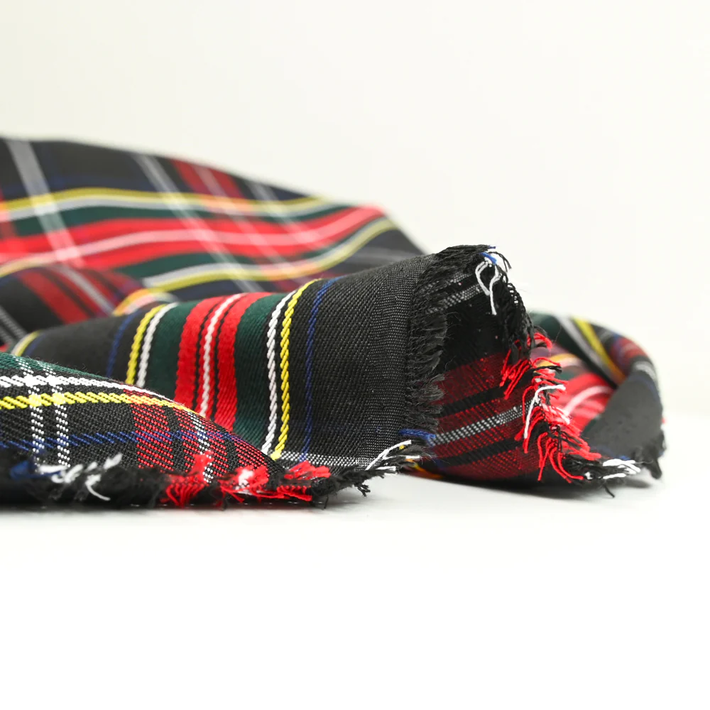 Gabardine polyviscose tissé teint à carreaux fond noir - Image 5