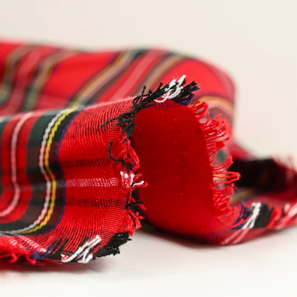 Gabardine polyviscose tissé teint à carreaux fond rouge - Image 5