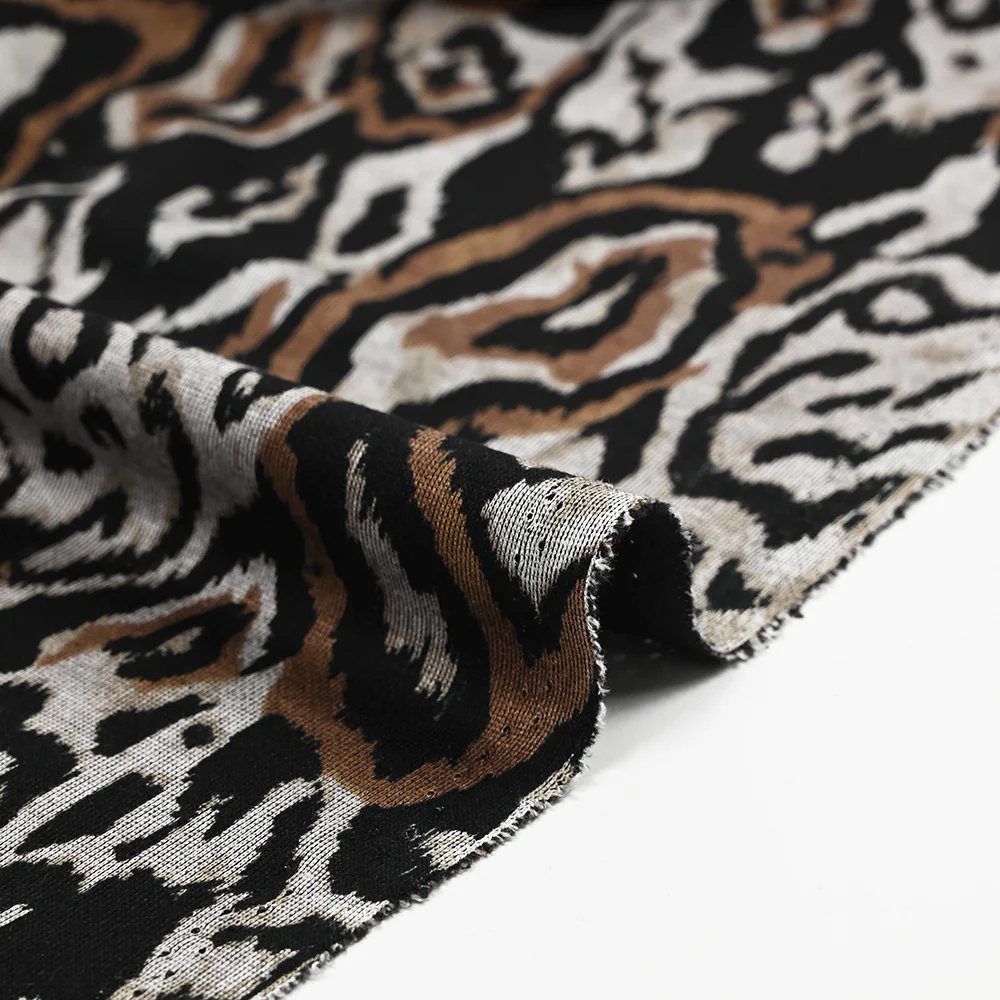 Maille Milano polyviscose écorce grise et marron fond noir - Image 5