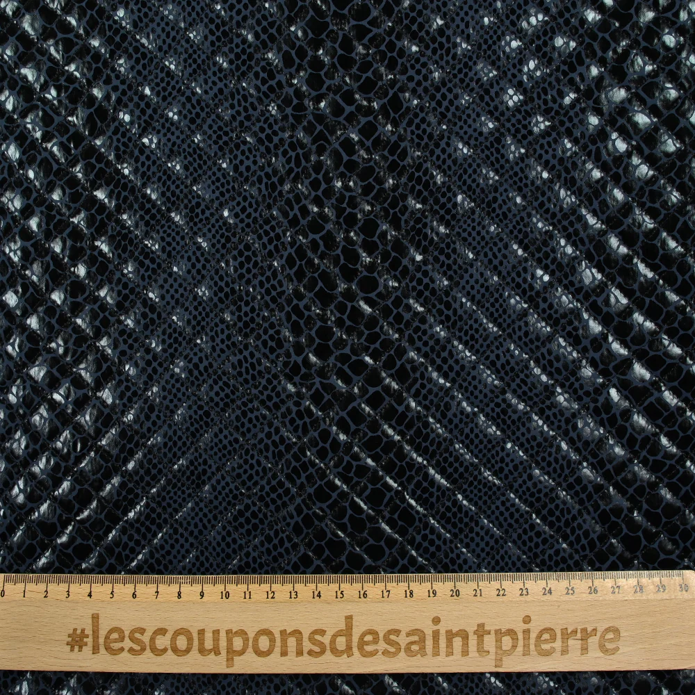 Matelassé imprimé reptile fond bleu marine - Image 3