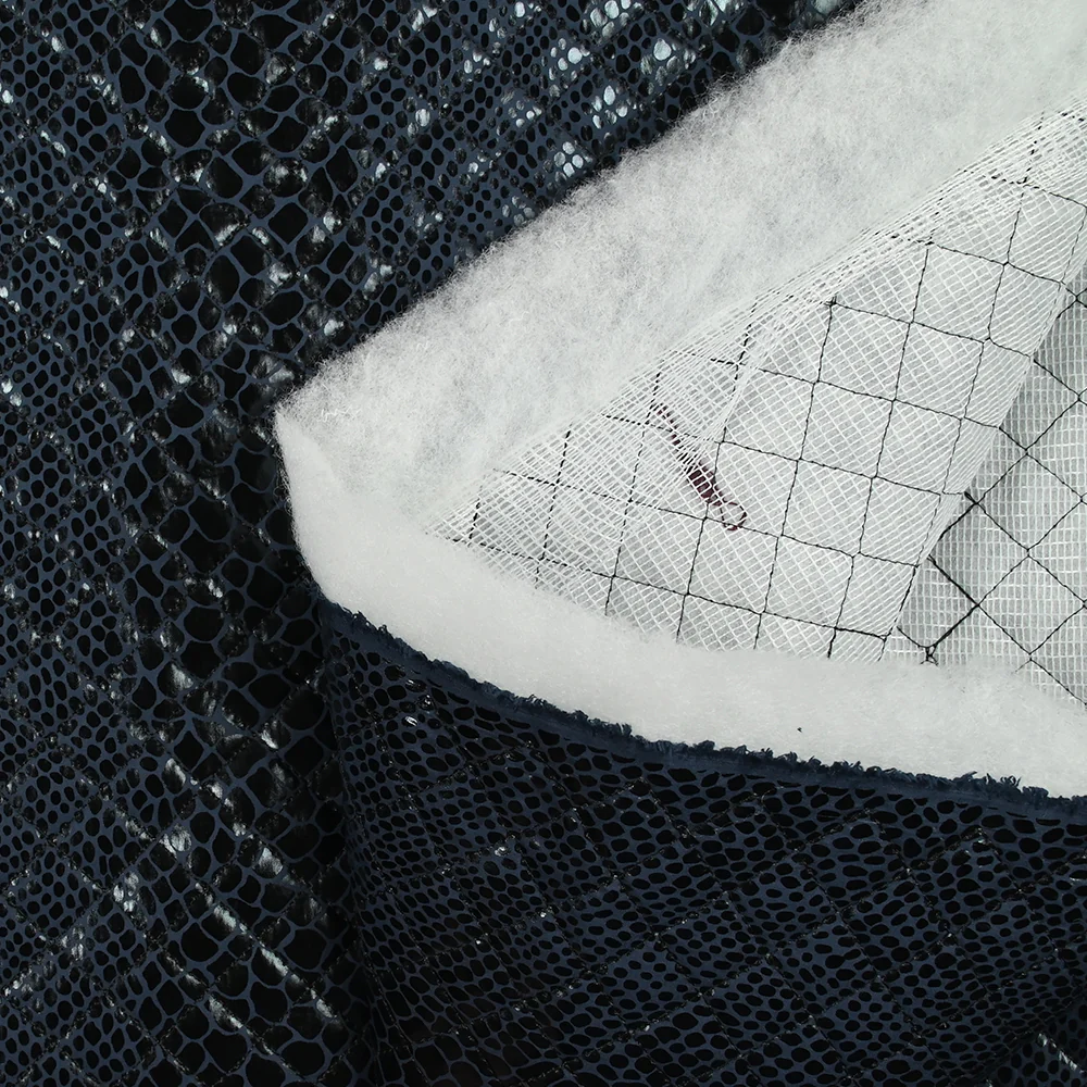 Matelassé imprimé reptile fond bleu marine - Image 5