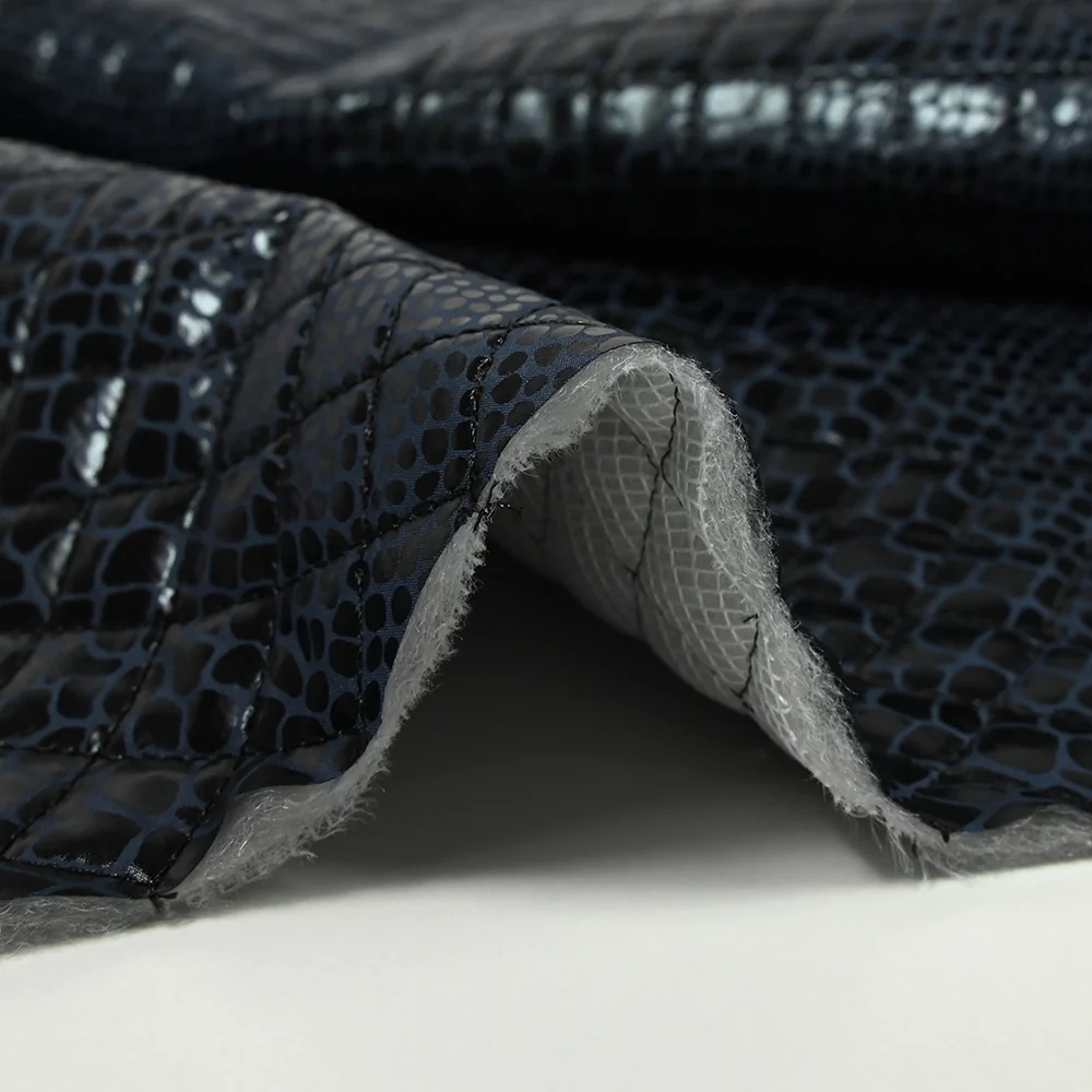 Matelassé imprimé reptile fond bleu marine - Image 6