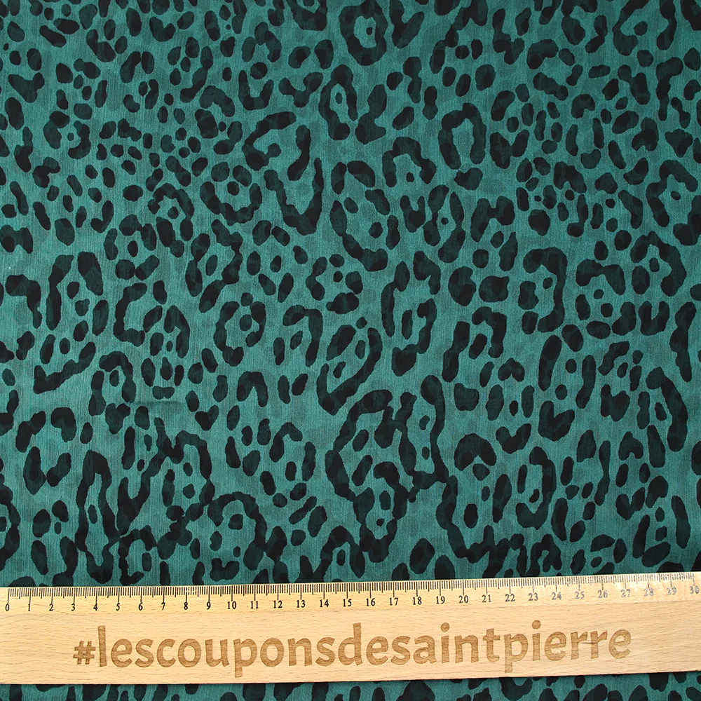 Mousseline crinkle 100% soie imprimée graou fond bleu canard - Image 3