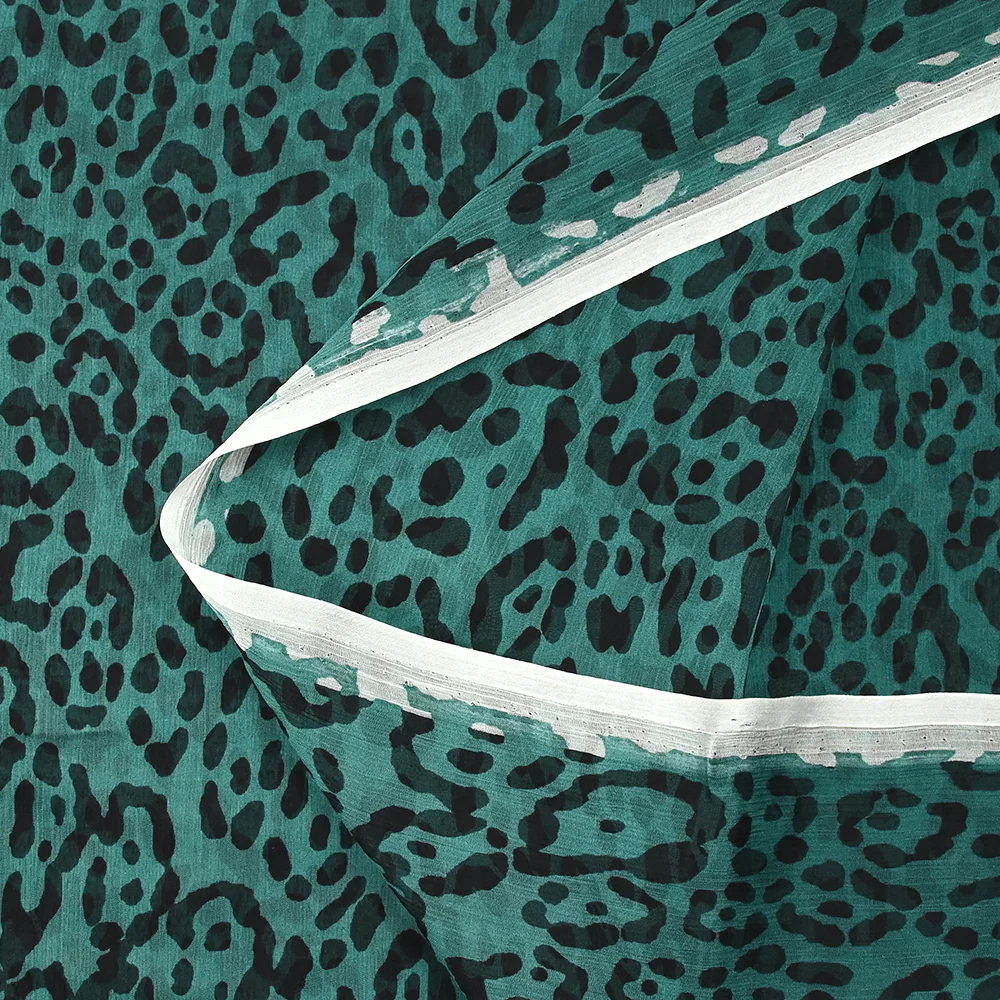 Mousseline crinkle 100% soie imprimée graou fond bleu canard - Image 5