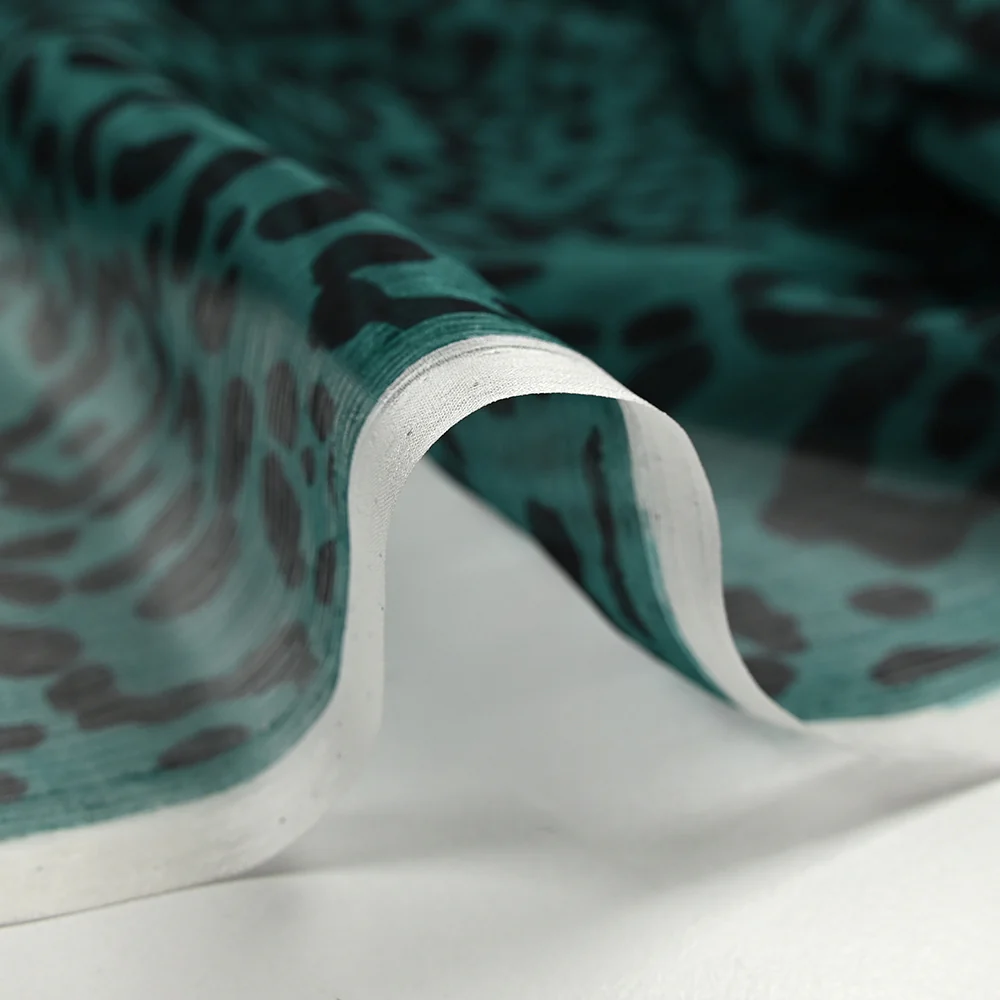 Mousseline crinkle 100% soie imprimée graou fond bleu canard - Image 6