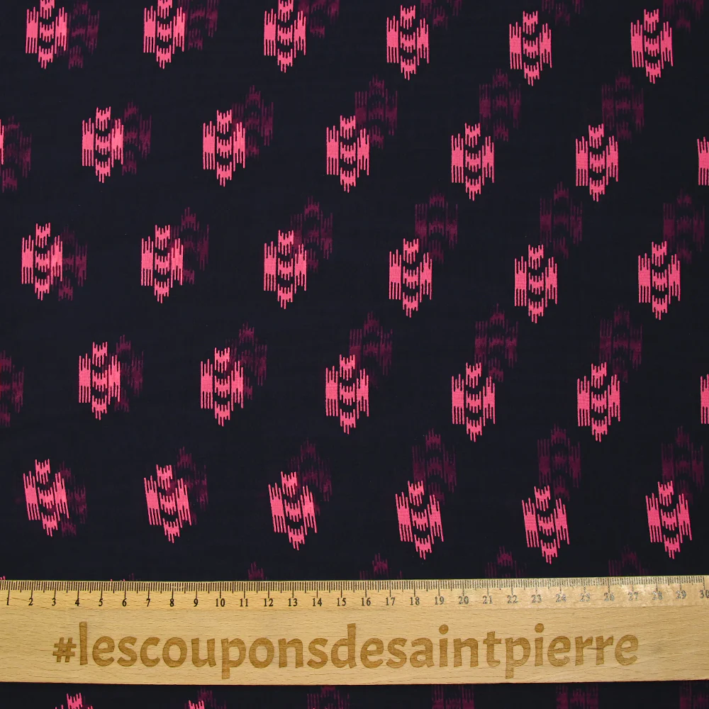Mousseline imprimée ikat rose fluo fond bleu nuit - Image 3