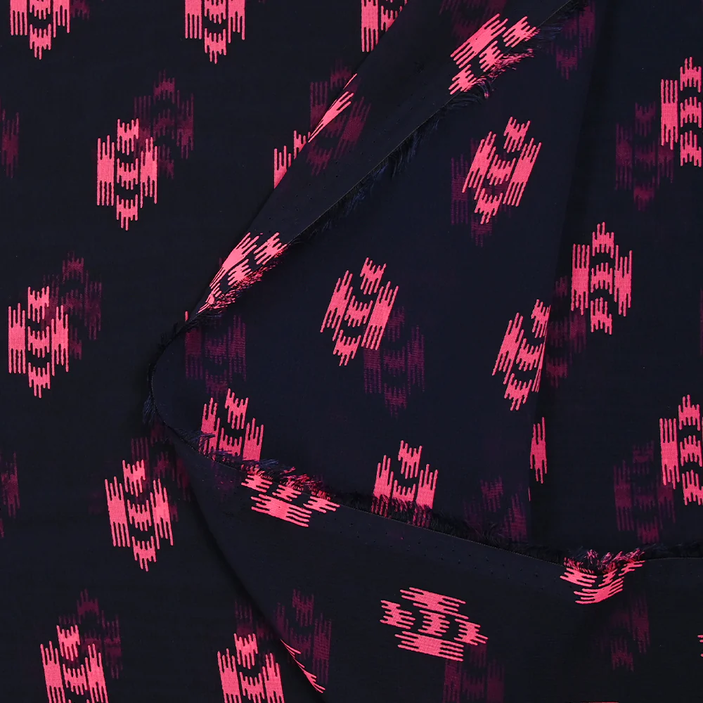 Mousseline imprimée ikat rose fluo fond bleu nuit - Image 4