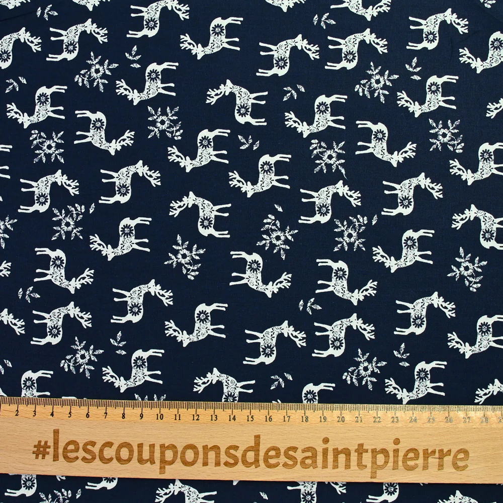 Popeline de coton imprimée Rennes du père Noël fond marine - Image 3