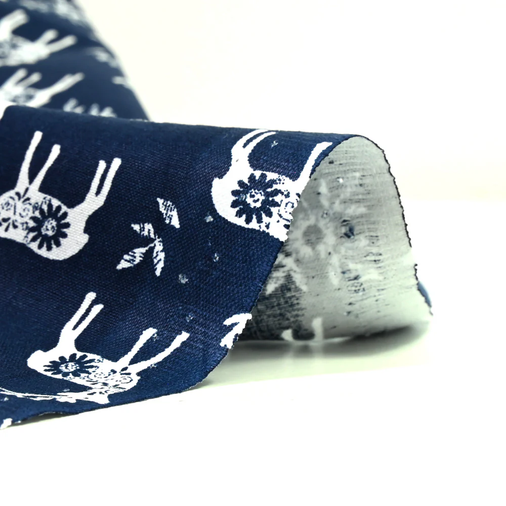 Popeline de coton imprimée Rennes du père Noël fond marine - Image 5