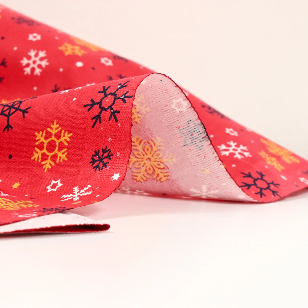 Popeline de coton imprimée neige fond rouge - Image 4