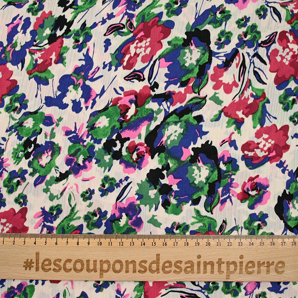 Satin crépon de polyester imprimé flore sauvage vert et bleu fond blanc cassé - Image 3
