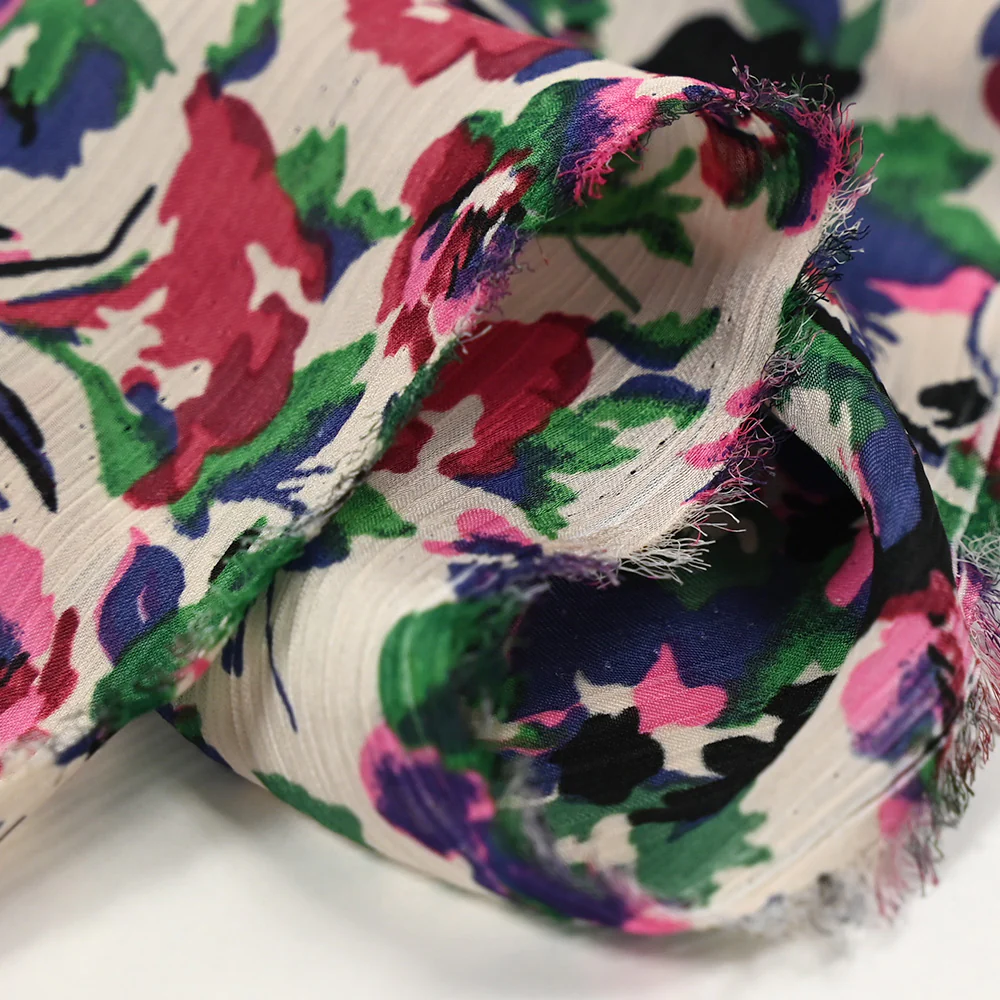 Satin crépon de polyester imprimé flore sauvage vert et bleu fond blanc cassé - Image 4