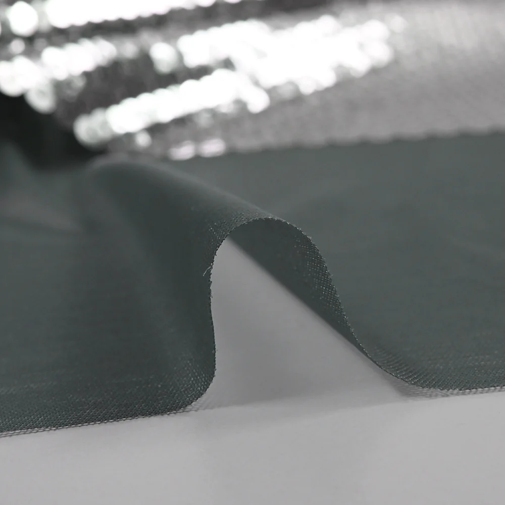 Sequins argentés sur tulle gris - Image 7