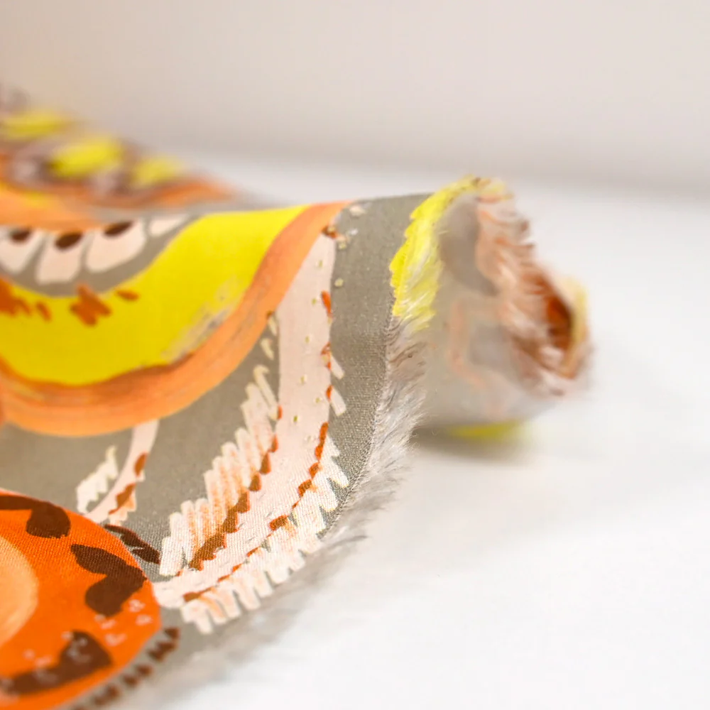 Viscose imprimée campagne camel et jaune - Image 5