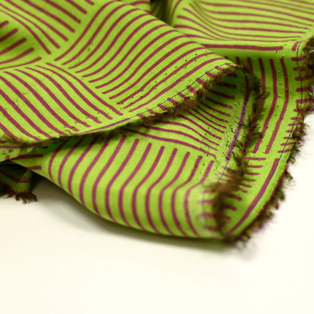 Viscose imprimée fantasme néon violet et vert - Image 5